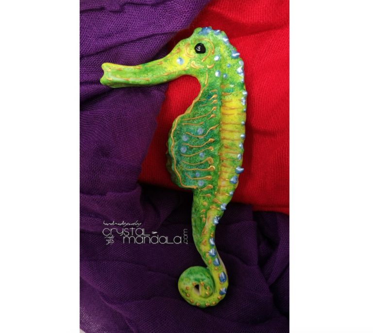 Pesce dipinto a mano, ippocampo realizzato a mano - Crystal-mandala. Pesci scolpiti a mano. Decorazioni in resina, sculture fatte a mano. Dipinte a mano. Clay fish, handmade fish. Ceramic fish.