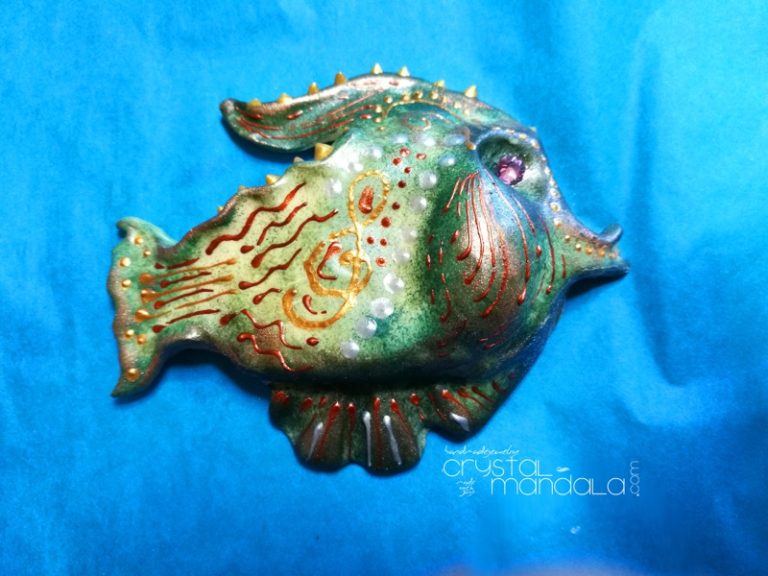 Pesce dipinto a mano, ippocampo realizzato a mano - Crystal-mandala. Pesci scolpiti a mano. Decorazioni in resina, sculture fatte a mano. Dipinte a mano. Clay fish, handmade fish. Ceramic fish.