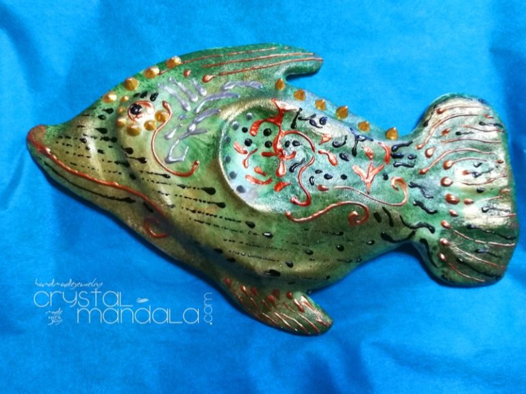 Pesce dipinto a mano, ippocampo realizzato a mano - Crystal-mandala. Pesci scolpiti a mano. Decorazioni in resina, sculture fatte a mano. Dipinte a mano. Clay fish, handmade fish. Ceramic fish.