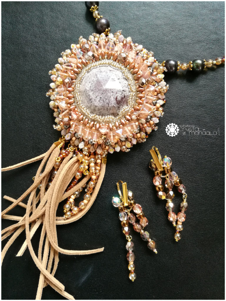 fine handmade jewelry, beaded necklace, Ciondolo cristalli, Beading Pendant, bead embroidery - by #machegioia® - #crystal-mandala.com gioielli fatti a mano, gioielli con cristalli, Enchanted collection, gioielli in tessitura, gioielli su commissione