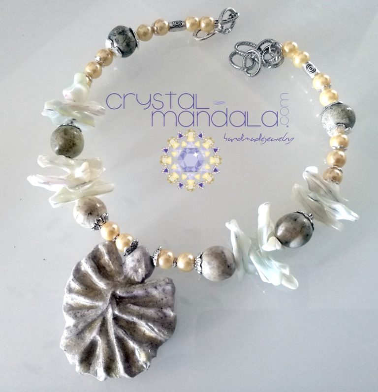 fine handmade jewelry, beaded necklace, Ciondolo cristalli, Beading Pendant, bead embroidery - by #machegioia® - #crystal-mandala.com gioielli fatti a mano, gioielli con cristalli, Enchanted collection, gioielli in tessitura, gioielli su commissione