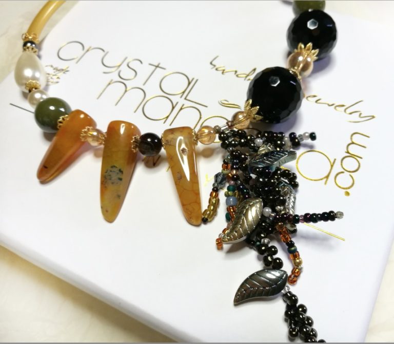 fine handmade jewelry, beaded necklace, Ciondolo cristalli, Beading Pendant, bead embroidery - by #machegioia® - #crystal-mandala.com gioielli fatti a mano, gioielli con cristalli, Enchanted collection, gioielli in tessitura, gioielli su commissione