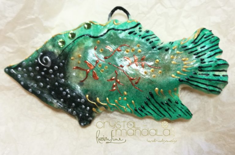 Pesce dipinto a mano, ippocampo realizzato a mano - Crystal-mandala. Pesci scolpiti a mano. Decorazioni in resina, sculture fatte a mano. Dipinte a mano. Clay fish, handmade fish. Ceramic fish.