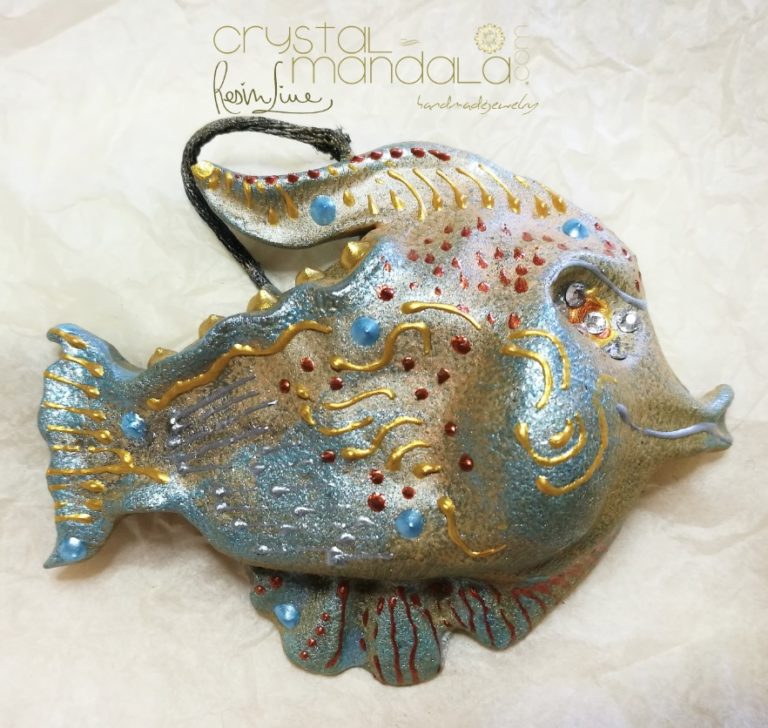 Pesce dipinto a mano, ippocampo realizzato a mano - Crystal-mandala. Pesci scolpiti a mano. Decorazioni in resina, sculture fatte a mano. Dipinte a mano. Clay fish, handmade fish. Ceramic fish.