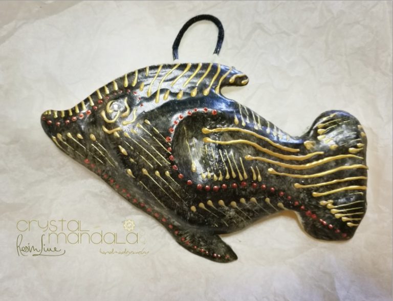 Pesce dipinto a mano, ippocampo realizzato a mano - Crystal-mandala. Pesci scolpiti a mano. Decorazioni in resina, sculture fatte a mano. Dipinte a mano. Clay fish, handmade fish. Ceramic fish.