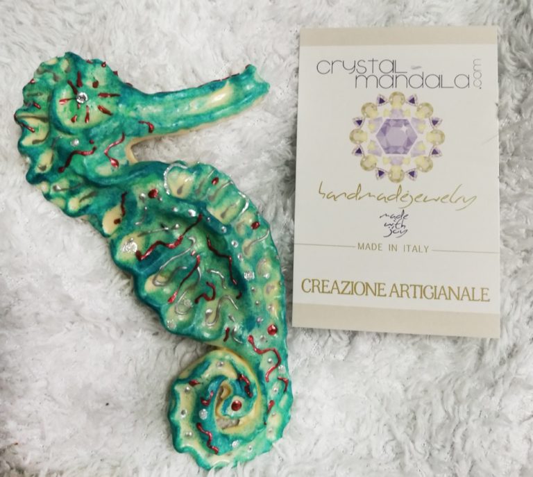 Pesce dipinto a mano, ippocampo realizzato a mano - Crystal-mandala. Pesci scolpiti a mano. Decorazioni in resina, sculture fatte a mano. Dipinte a mano. Clay fish, handmade fish. Ceramic fish.