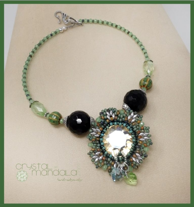 Gioielli Crystal-Mandala, #CrystalMandala_gioielli, Crystal Mandala Gioielli, fine handmade jewelry, beaded necklace, Ciondolo cristalli, Beading Pendant, bead embroidery - by #machegioia® - #crystal-mandala.com gioielli fatti a mano, gioielli con cristalli, Enchanted collection, gioielli in tessitura, gioielli su commissione