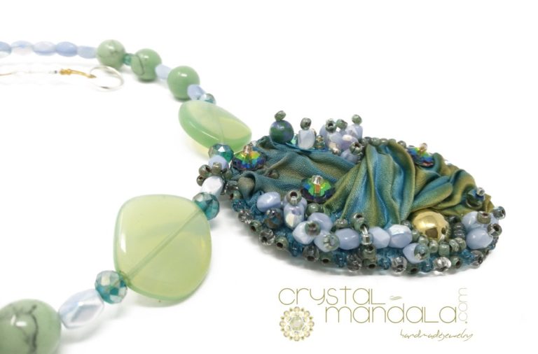 Gioielli Crystal-Mandala, #CrystalMandala_gioielli, Crystal Mandala Gioielli, fine handmade jewelry, beaded necklace, Ciondolo cristalli, Beading Pendant, bead embroidery - by #machegioia® - #crystal-mandala.com gioielli fatti a mano, gioielli con cristalli, Enchanted collection, gioielli in tessitura, gioielli su commissione