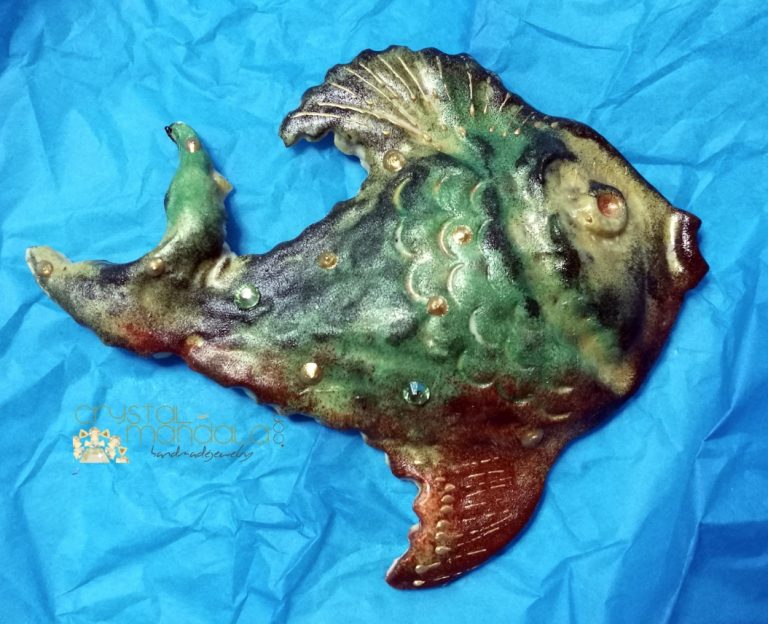 Pesce dipinto a mano, ippocampo realizzato a mano - Crystal-mandala. Pesci scolpiti a mano. Decorazioni in resina, sculture fatte a mano. Dipinte a mano. Clay fish, handmade fish. #Ceramicfish #fishsculpture #clayfish #crystalmandalafish #handmadefish