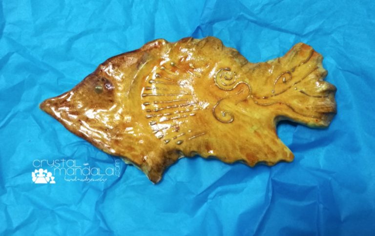Pesce dipinto a mano, ippocampo realizzato a mano - Crystal-mandala. Pesci scolpiti a mano. Decorazioni in resina, sculture fatte a mano. Dipinte a mano. Clay fish, handmade fish. #Ceramicfish #fishsculpture #clayfish #crystalmandalafish #handmadefish